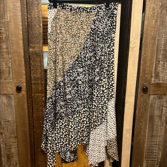 Umgee Dresses & Skirts - UMGEE Chic Asymmetrical floral skirt